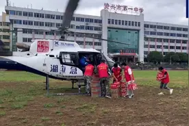 湖南郴州暴雨被困村民：道路中断房屋受损，老夫妻徒步4小时获救，村里缺饮用水图片