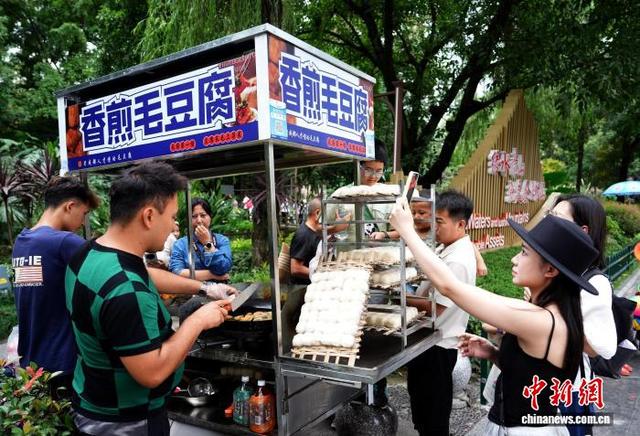 国庆假期游客体验成都“巴适”生活