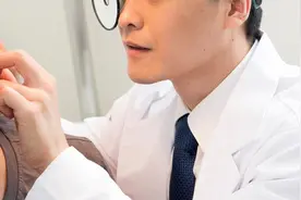 专家：不要频繁用棉签挖耳，耳屎堵住应去医院而不是去采耳图片