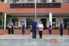 12岁小学生上演“教科书式”灭火，武汉市武昌消防授予其“小英雄”称号图片