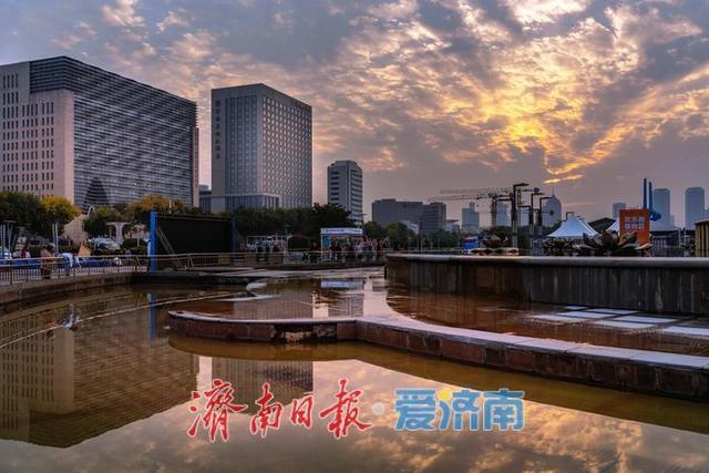 一年四季 泉在济南丨泉城广场日落余晖，绘就城市醉美画卷