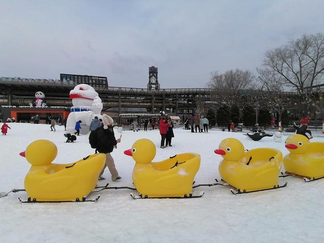 市民在首钢园游玩赏雪