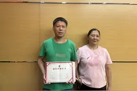 勇！大雨中他以身为盾，拦截来往车辆守护街坊平安图片
