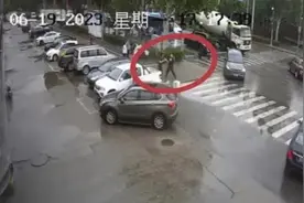 街头一个水坑，两男子处理不当，一人多处骨折，一人被判了刑！图片