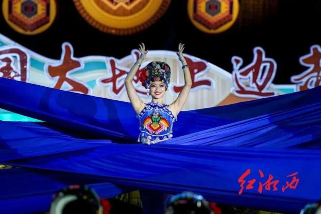 芙蓉镇，凭什么全球出圈？