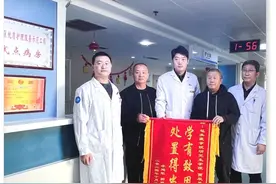 “00后”医生上演“教科书式”急救图片