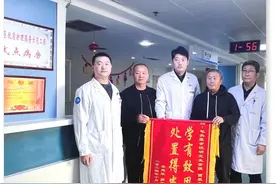 “00后”医生上演“教科书式”急救图片