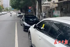 新能源车路边充电却被贴违停罚单，记者调查发现……图片