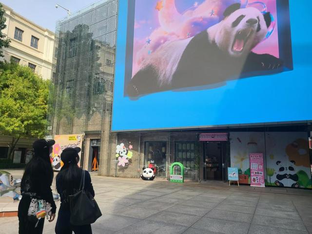 “萌兰”亮相北京坊，熊猫国庆主题周边受欢迎