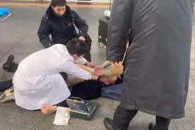 男子赶高铁上班心脏骤停晕倒 长沙南站春运医疗队值班医生与车站员工联手展开急救图片