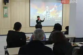 小学师生走进养老院，用爱心践行雷锋精神图片