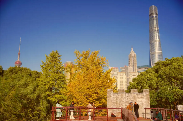 上海市中心又一公园拆除围墙！内藏明城墙和宝藏机位！怎么还有个“灶披间”？