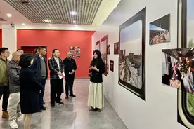青年摄影师罗晓韵重庆办展  镜头聚焦“世界首条环沙漠铁路线”图片