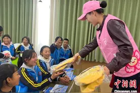 拉萨车站开展“知路爱路护路 共筑平安铁路”主题宣传活动图片