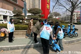 一起做公益！济宁志愿者走向街头整理非机动车图片