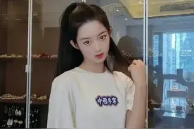 “高价耳环事件”黄杨钿甜旧照曝光，身后有一柜子首饰图片