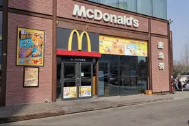 卧底麦当劳两家餐厅：过期食材换签“续命”，偷工减料节省成本图片