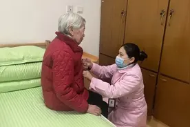 “00后”护理员，四个春节都是这样度过→图片