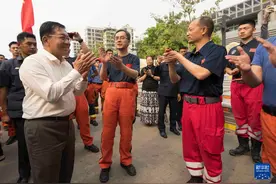 缅甸领导人敏昂莱慰问中国救援队伍图片