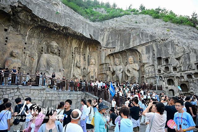 河南洛阳：龙门石窟暑期旅游热
