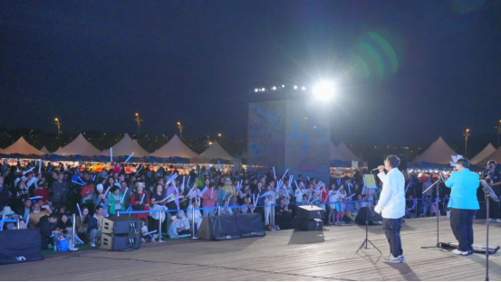 夜幕乐章：街头音乐会奏响幸福旋律