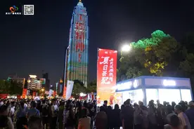 武汉小龙虾消费季：吸引超百万人 来江边嘬虾子图片