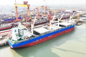 全球最大吨位重吊船在扬交付图片