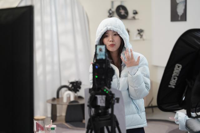 退伍老兵爆改平湖羽绒服：请杨超越代言，在拼多多年销八千万