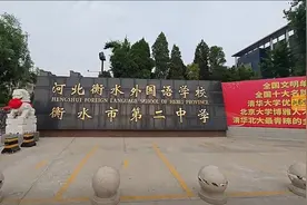 女儿高考前大哭，衡水母亲拥抱安抚15分钟：不管怎样我们都开心迎她回家图片