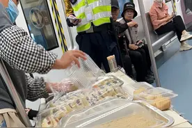 商贩在车厢内摆摊卖糕点，深圳地铁：推车可以进，售卖不允许图片