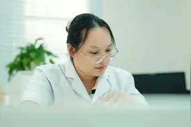 资助育人故事丨轮椅上的女医生：逐光前行梦终圆图片