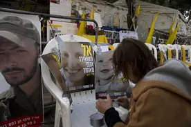 以色列民众在空椅子上贴满被哈马斯绑架者照片 要求释放人质图片