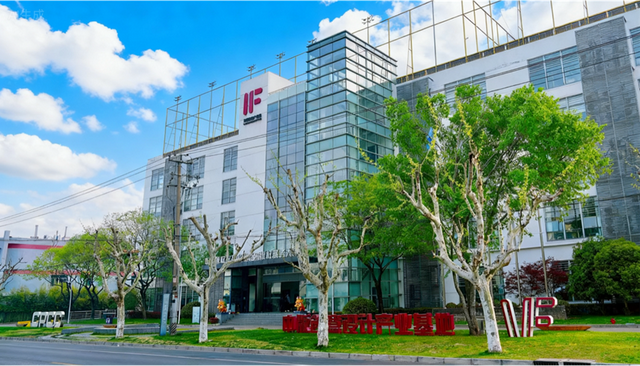 这个市民“日夜校”教学点，餐饮、健身房、空中足球场，全都有！