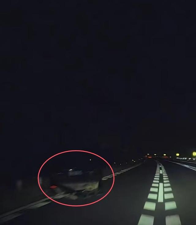 深南高速一车祸致2死3伤，目击者称事发前有一辆车停在快车道上没打“双闪”	，律师：若属实涉嫌构成交通肇事罪