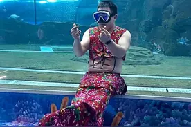 男子替班演美人鱼走红：原本不愿表演，被馆长的奖金砸动，为保持身形食量变大图片