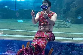 男子替班演美人鱼走红：原本不愿表演，被馆长的奖金砸动，为保持身形食量变大图片