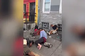 美国吸毒者持续涌入费城街道：无法保持站立 睡在垃圾堆中图片