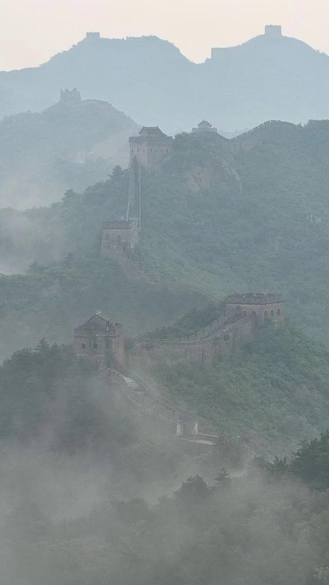 河北滦平：烟雨长城 云雾缭绕