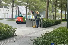 AI了，深圳街头现百名敦实可爱能干的机器人，帮环卫工扫地图片