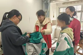 爱心妈妈用爱托举孩子们“稳稳的幸福”图片