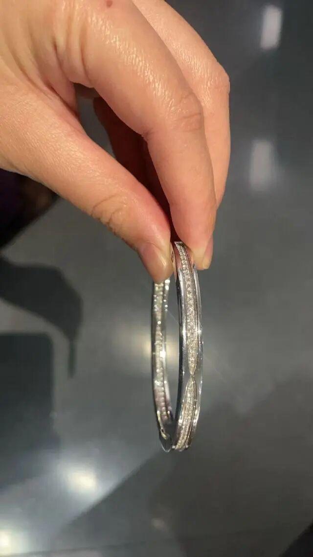 女子坐高铁弄丢价值13.8万元的手镯！连续搜寻未果，4天后在坐垫底下找到