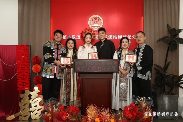 坐着簪花游船去领证 在黄龙溪古镇体验浪漫