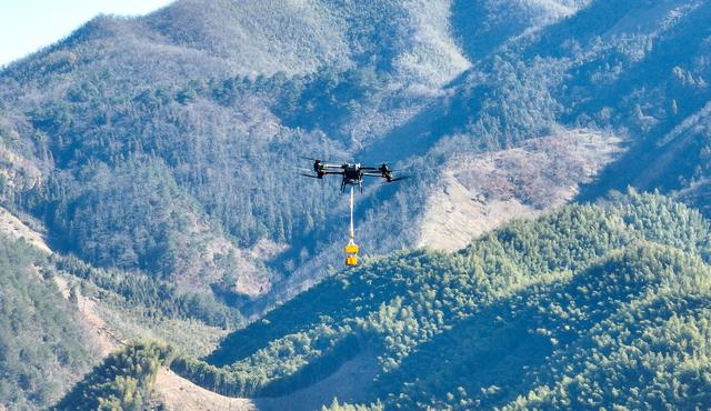 冰峰线上的“空中哨兵” 浙江首台超高压除冰机器人守护杭城电网
