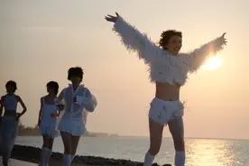 消博会时装秀：模特在海边落日中演绎“少年感”图片