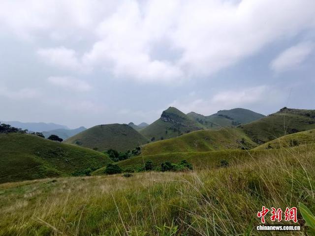 广西来宾九凤山藏天然“福”字 成网红登山打卡地