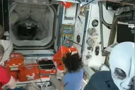 接人的飞船终于来啦！俄宇航员戴着外星人面具搞笑迎接，“下班”的心情一目了然图片