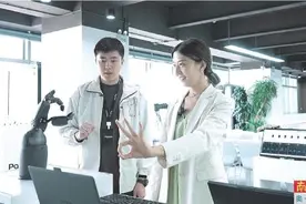 机器人“手”有多稳?拿水杯不瘪不漏图片