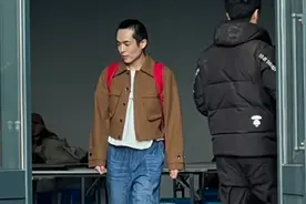 演员王星录制综艺！路透曝光：女友陪同身旁图片