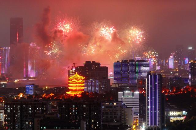 文化中国行丨灯光满江天，一眼越千年