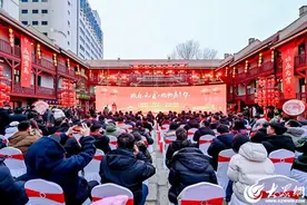 @青岛市民：冰糖葫芦、青岛啤酒、李村脂渣……6大版块230个展位！“2025欢乐元宵·购物嘉年华”活动启动图片